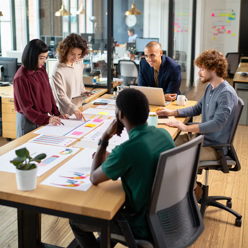 Asiantuntijatiimi työskentelee yhdessä modernissa toimistossa